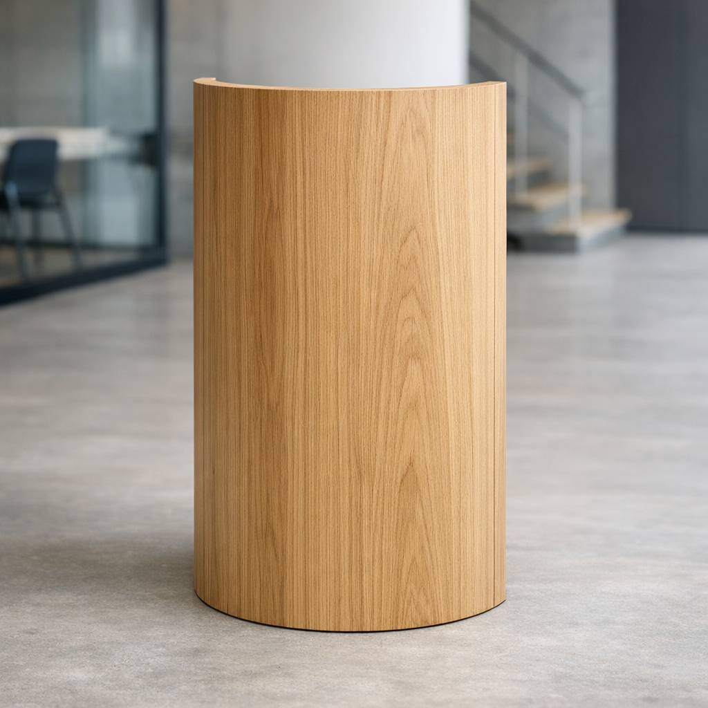 Koristepylväiden valmistus puolisylinterimäisestä puukuoresta showroomissa