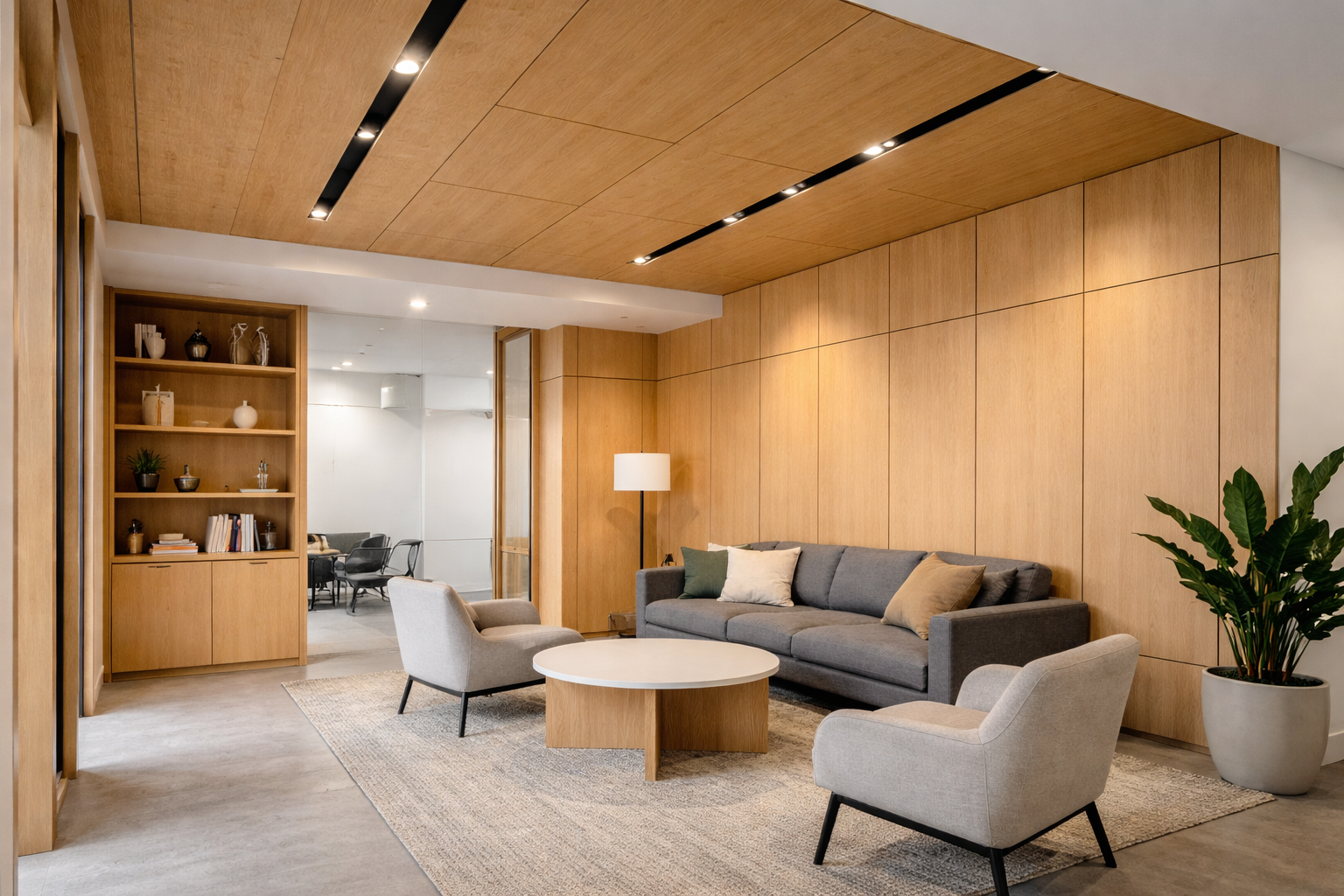 Valmiiksi asennetut seinien ja kattojen verhoukset MDF-paneeleilla valoisassa tilassa