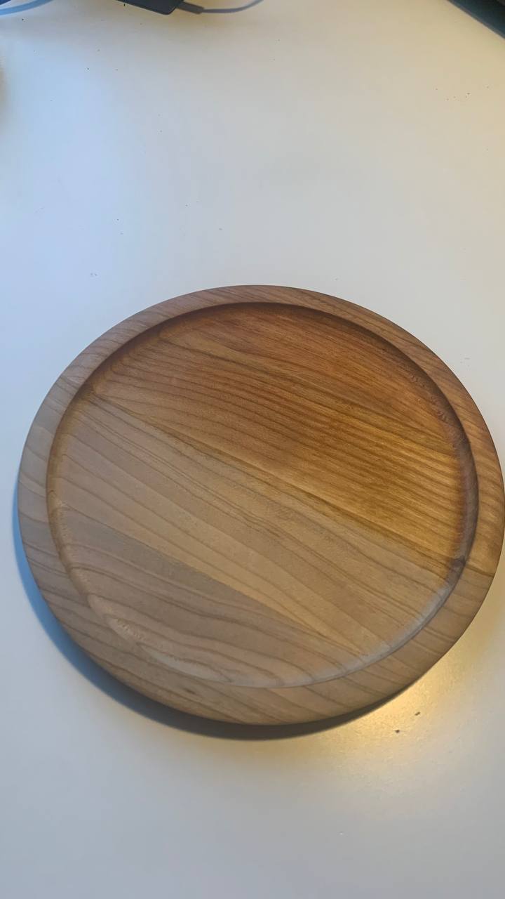 Saarinen tarjoilualusta, jossa näkyy petsatun ja luonnollisen puupinnan ero.